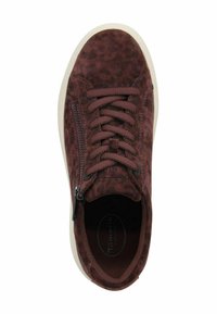 Basket en suède bordeaux avec des lacets et un détail de fermeture éclair sur le côté. Présente une pointe ronde et une semelle crème contrastante, avec un motif texturé d'imprimé animal.