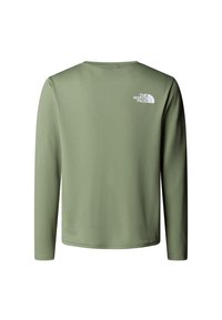 Cămașă cu mânecă lungă, de culoare verde măsliniu, realizată dintr-un material neted. Prezintă un mic logo alb pe partea superioară a spatelui. Croială simplă, dreaptă.