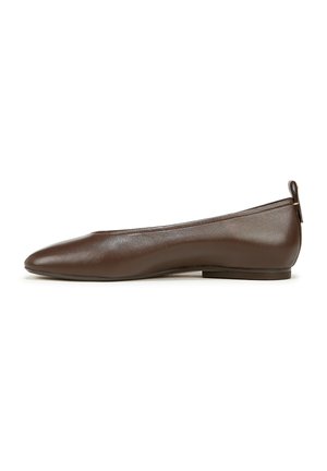 Brauner flacher Ballettschuh aus Leder mit leicht spitz zulaufender Spitze und kleinem Absatz auf weißem Hintergrund.