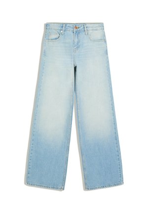Hellblaue Jeans mit weitem Bein, fünf Taschen und Knopfverschluss in der Taille, flach auf weißem Hintergrund dargestellt.