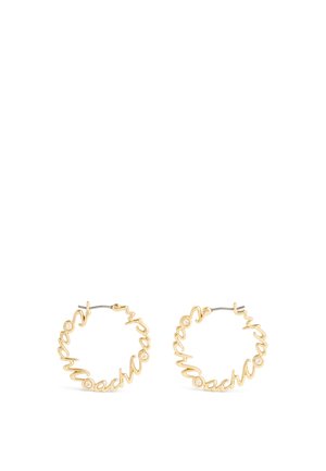 Boucles d'oreilles en or en forme d'anneaux, présentant un design en écriture ondulée avec le mot répété tout autour de la circonférence et de petites accents ronds.