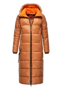 Lange, pufferjas in bruin met een oranje gevoerde kap. Voorzien van een rits aan de voorkant, zijzakken en zwarte accenten op de manchetten en de zoom.