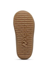 Gumová podrážka s texturovaným gripem, světle hnědé barvy, se zaobleným podpatkem a embosovaným logem.