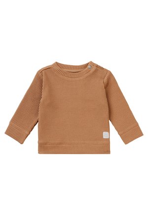 Braunes Waffelstrick Longsleeve-Shirt mit Rundhalsausschnitt, seitlichem Knopfdetail und kleinem weißen Logo-Patch am Saum.