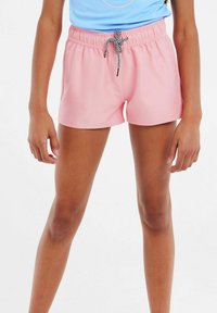 Shorts de bain roses avec une taille élastique, un cordon de serrage noir et blanc, et un tissu lisse et léger. Longueur mi-cuisse.