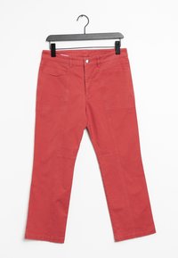 Rode katoenen broek met een recht model, voorzien van voorzakken en stikseldetails. Hangt aan een zwarte kunststof hanger.