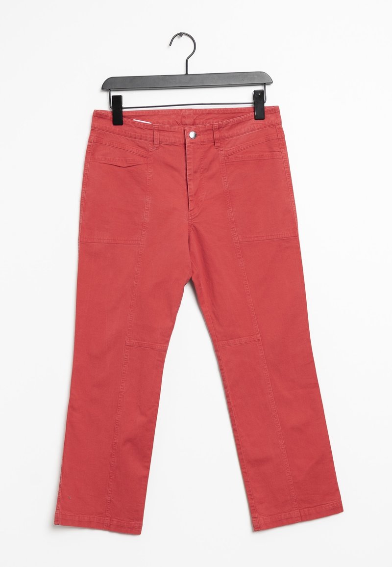 Rote Baumwollhose mit geradem Bein, ausgestattet mit Fronttaschen und Nähdetails. Hängt an einem schwarzen Kunststoffkleiderbügel.