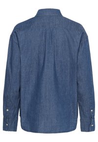 Cămașă din denim cu mânecă lungă, de culoare albastru închis, având un guler cu butoni, yoke posterior, design cu pliuri la spate și manșete cu butoni.
