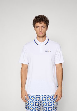 Hvit polo skjorte med gul og blå stripete krage, med et brodert logo på venstre bryst. Jevn tekstur, korte ermer.