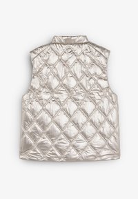 Chaleco sin mangas plateado acolchado con un patrón de diamantes en la costura y un cuello elevado, mostrado desde la parte posterior sobre un fondo blanco.