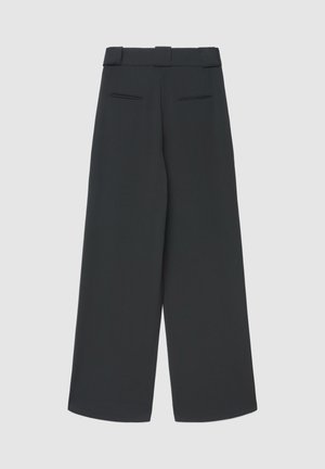 Weite Hosen aus dunkelgrauem Stoff mit hoher Taille, Gürtelschlaufen und zwei Gesäßtaschen mit dezenten Ziernähten.