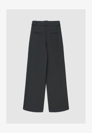 Weite Hosen aus dunkelgrauem Stoff mit hoher Taille, Gürtelschlaufen und zwei Gesäßtaschen mit dezenten Ziernähten.