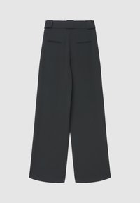 Pantalon à jambes larges en tissu gris foncé, avec une taille haute, des passants pour ceinture, et deux poches arrière ornées de discrètes coutures.