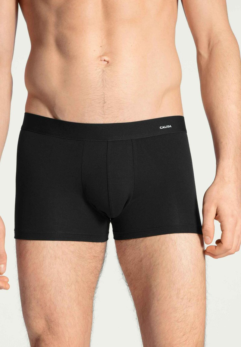 Zwarte boxershort gemaakt van een soepele stof, met een strakke pasvorm en een elastische tailleband met de merknaam "CALIDA" duidelijk zichtbaar.