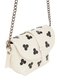 Borsa a tracolla bianca in pelle con borchie esagonali nere, chiusura a pattina e tracolla in catena argento. Forma rettangolare compatta.