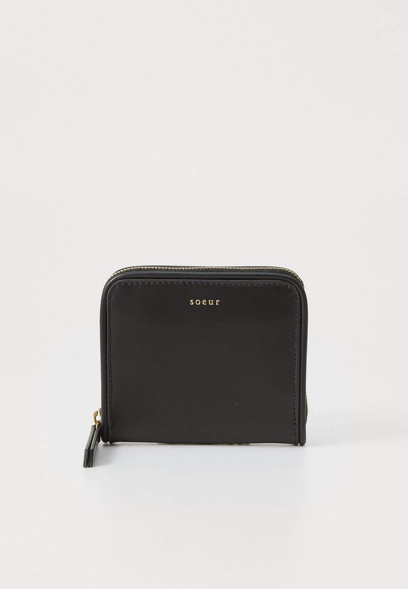 Czarny skórzany portfel o prostokątnym kształcie, ze złotymi akcentami i zapięciem na zamek. Na przodzie widoczna jest minimalistyczna marka.