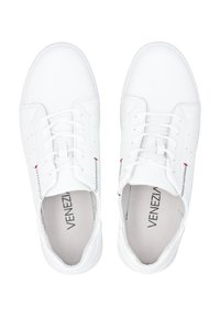 Weiße Sneaker mit einem glatten synthetischen Obermaterial, Schnürdesign, kontrastierendem roten Nähten, runder Zehenpartie und einer strapazierfähigen Gummisohle.