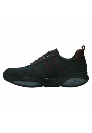 Schwarzer Sportschuh mit braunen Akzenten, ausgestattet mit einem glatten Obermaterial, Schnürdesign, gepolstertem Zwischensohle und strukturierten Sohlen für besseren Halt.