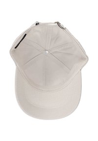 Bežna kapica od laganog materijala, s uzorkom u obliku mreže, dizajnom od šest panela i kopčanjem na stražnjem dijelu. Podstavljena unutrašnjost za udobnost.