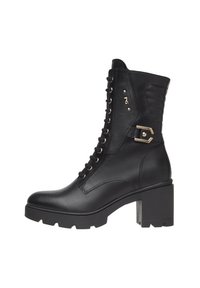 Stivaletto nero in pelle con tacco spesso, parte anteriore con lacci, pannello imbottito e fascia decorativa con dettagli in oro.