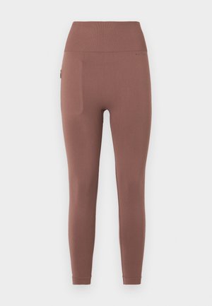 Brune treningsleggings med høy midje, glatt tekstur og flate sømmer. Har en sidelomme for oppbevaring og et tettsittende design.