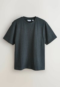 T-shirt gris charbon à manches courtes avec col rond, taille moyenne, suspendu sur un fond clair uni.