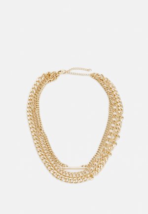 Collier à chaîne superposée ton or avec styles de chaînes mélangés et un petit accent barre horizontale sur fond blanc.