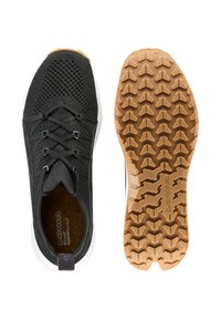 Sneaker nera a maglia con suola in gomma marrone caratterizzata da un profondo motivo di battistrada e lacci neri, mostrata da visioni superiori e inferiori.