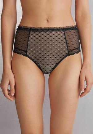Culotte en mesh noir taille haute avec des pois texturés, bord en dentelle et taille froncée. Le tissu transparent rehausse l'apparence délicate du design.