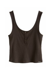 Crop top marron foncé côtelé sans manches avec encolure arrondie et trois petits boutons au centre devant.
