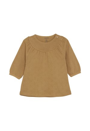 Bruine lange mouwen baby top met subtiel hartpatroon, ronde gathered yoke en drukknoop op de schouder.