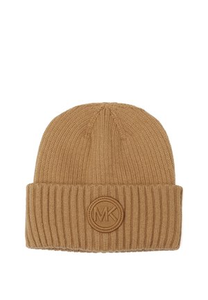 Bonnet en tricot côtelé marron clair avec revers retourné et écusson circulaire du logo MK au centre devant.