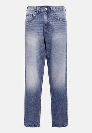 Calças de ganga azul claro com frente desbotada, corte direito, cinco bolsos e ferragens em latão. A bainha desfiada cria um visual casual.