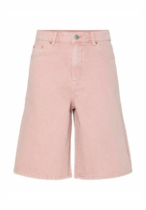 Shorts de mezclilla rosa claro con cintura alta, que cuentan con un cierre de botón, cinco bolsillos y piernas de corte recto. Textura suave con un detalle mínimo.