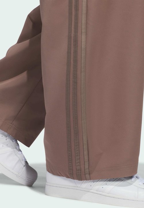 adidas Woven Barrel Pants Asia Sizing 'Trace Brown' — foto 3