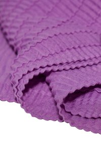 Tessuto viola con una texture e design a bordi ondulati, caratterizzato da un aspetto stratificato e un materiale morbido e leggero.