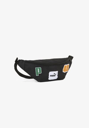 Czarna saszetka na biodra z zamkiem błyskawicznym, z zielonym znakiem "P", pomarańczowym "48" i białymi łatkami z logo "Puma". Gładka faktura, kompaktowy design.