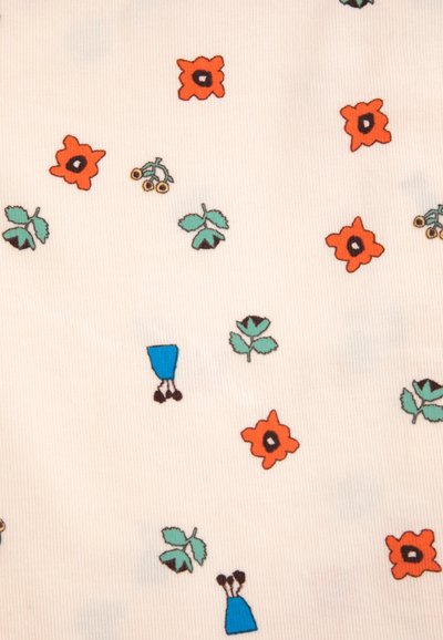 Tissu crème avec de petites fleurs orange dispersées, des feuilles vertes, des formes de pinceau bleues et de petites grappes de baies jaunes et noires.
