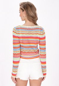 Pulover tricotat multicolor cu maneci lungi, având dungi orizontale în nuanțe de portocaliu, albastru, galben și roz. Textură dantelată, design ajustat.