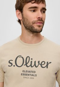 s.Oliver MIT GROSSEM LABEL - T-shirt print - beige