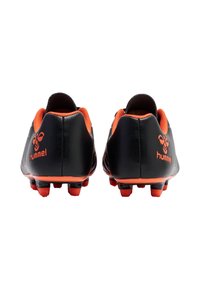 Botas de fútbol negras con acentos naranjas. Parte superior de cuero suave, cuello de malla texturizada, tapones moldeados para tracción, con un logo visible.