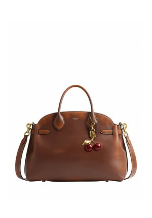 Sac à main en cuir marron avec deux poignées, une bandoulière amovible et un pendentif en forme de cerise, doré et rouge, attaché près du centre supérieur.