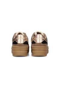 Zapatillas con acentos de metal rosa dorado, lados de malla negra y un talón de ante marrón. Las suelas de goma gruesa ofrecen amortiguación y soporte.