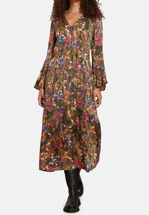 Robe longue avec manches cloche longues, encolure en V, base verte avec motifs floraux colorés et cachemire, tissu texturé et silhouette fluide.