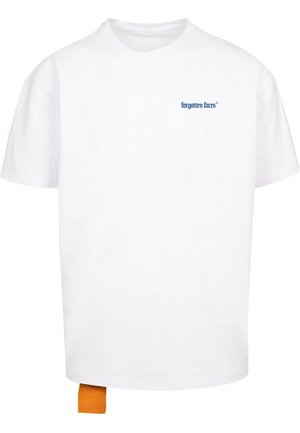 Balts īsām piedurknēm T-krekls, izgatavots no kokvilnas. Uz krūšu daļas ir zils teksts "aizmirstās sejas" un apakšmalā ir oranža auduma birka.