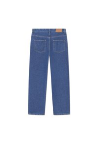 Jeans van denim in een middelblauwe tint met een rechte pijp, voorzien van een tan leren label op de tailleband en twee achterzakken.