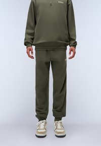 Olivgrünes Sportset, bestehend aus einem langärmligen Sweatshirt mit Viertelreißverschluss und passenden, schmal geschnittenen Jogginghosen, das eine weiche Textur und einen komfortablen Sitz bietet.