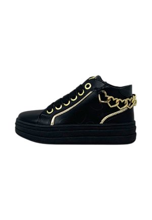 Sneaker high-top nera con finitura testurizzata, dettagli dorati, una catena decorativa e una suola spessa in gomma nera.