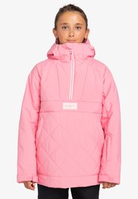 Veste rembourrée rose avec un col montant, fermeture éclair à mi-hauteur et logo en patch. Dotée d'une capuche et de poignets élastiqués pour la chaleur et le confort.