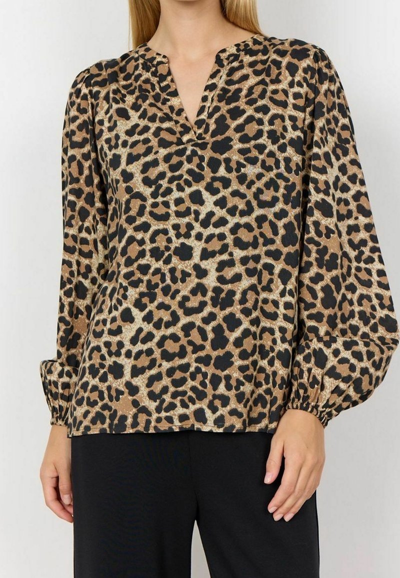 Blouse imprimée léopard en nuances de brun et noir, avec un décolleté en V et des manches longues et volumineuses munies de poignets élastiqués.